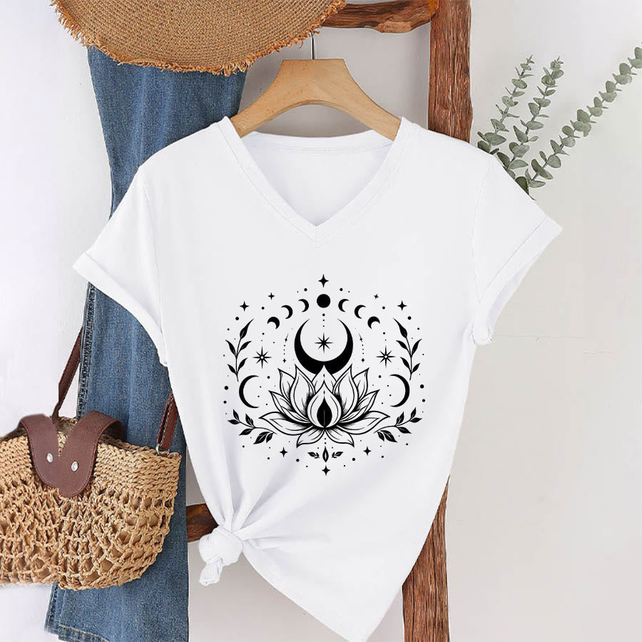 T-shirt da donna con scollo a V Olivenorma con doppia stampa fronte/retro, luna e loto, grafica spirituale. - image 42