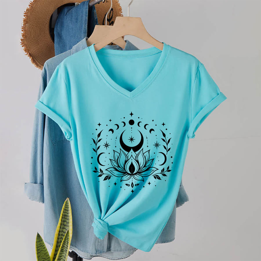T-shirt da donna con scollo a V Olivenorma con doppia stampa fronte/retro, luna e loto, grafica spirituale. - image 27