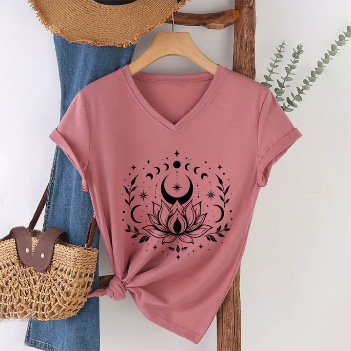 T-shirt da donna con scollo a V Olivenorma con doppia stampa fronte/retro, luna e loto, grafica spirituale. - image 22