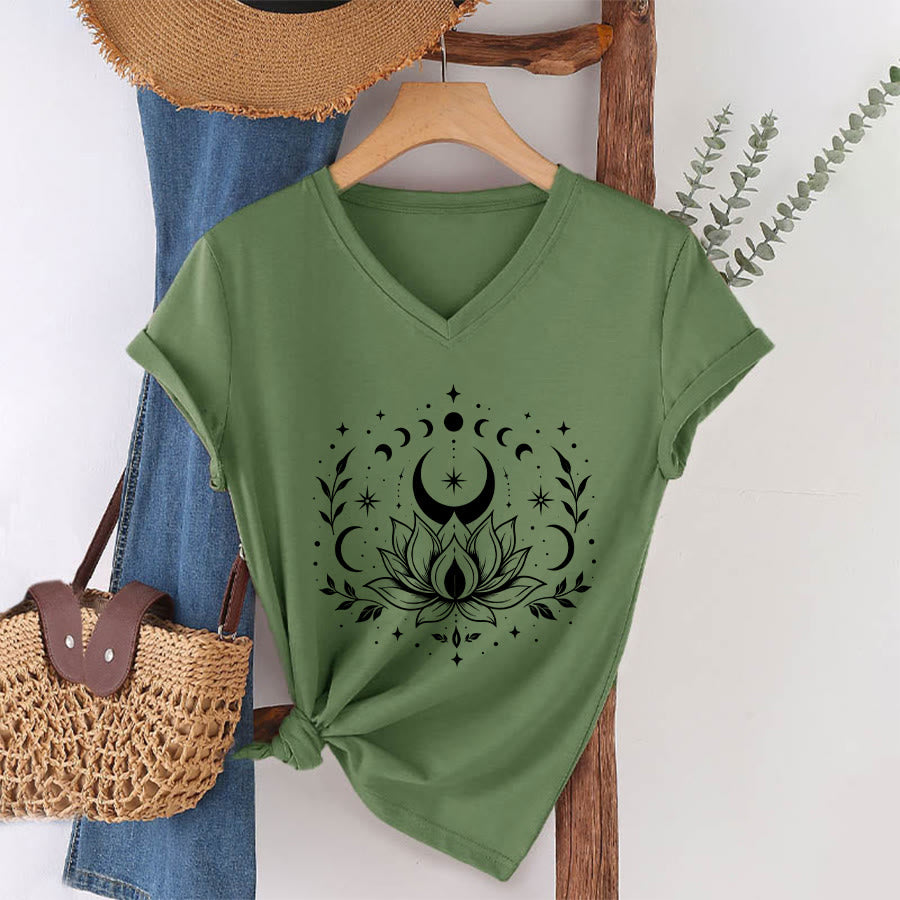 T-shirt da donna con scollo a V Olivenorma con doppia stampa fronte/retro, luna e loto, grafica spirituale. - image 12