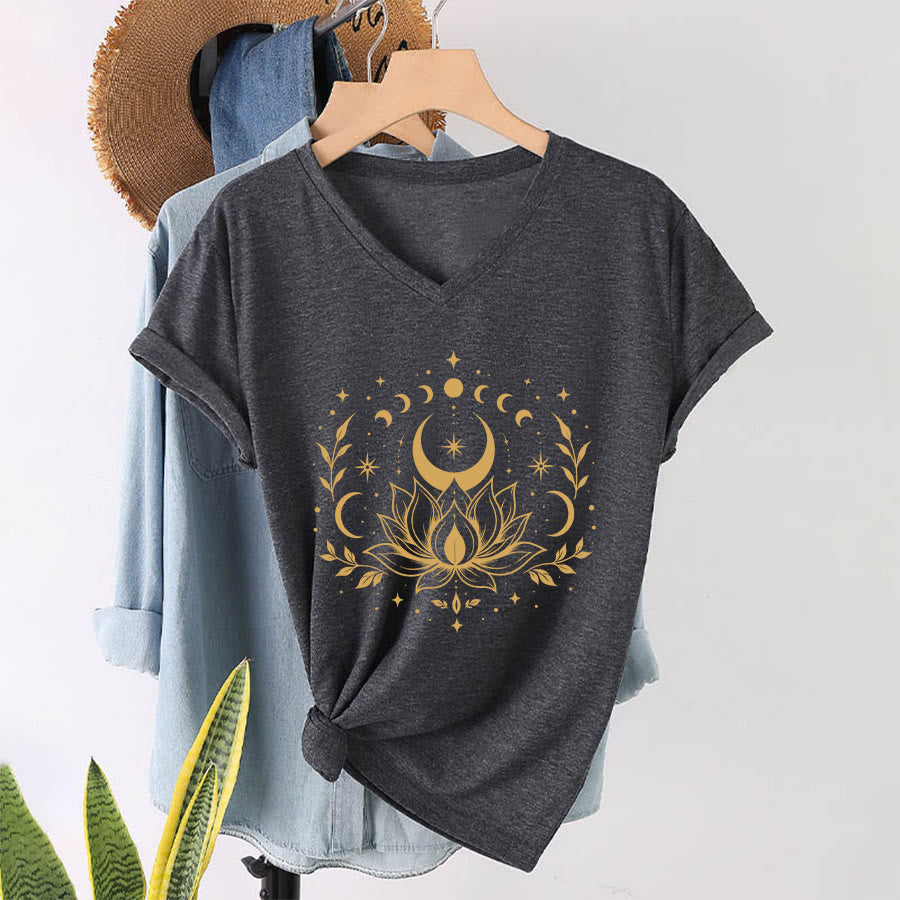 T-shirt da donna con scollo a V Olivenorma con doppia stampa fronte/retro, luna e loto, grafica spirituale. - image 37