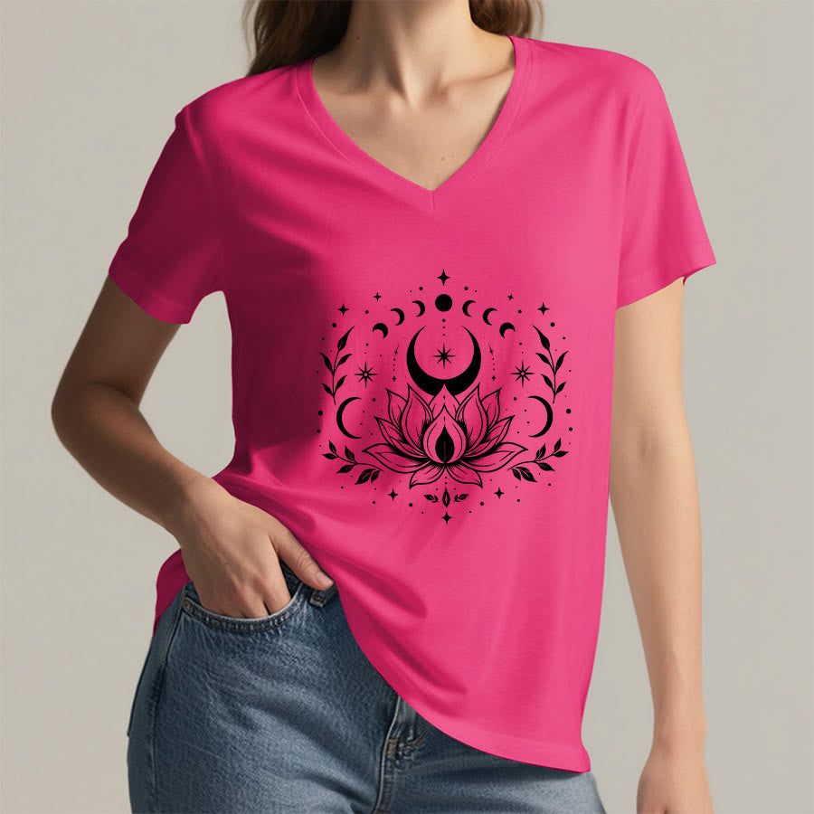 T-shirt da donna con scollo a V Olivenorma con doppia stampa fronte/retro, luna e loto, grafica spirituale. - image 58