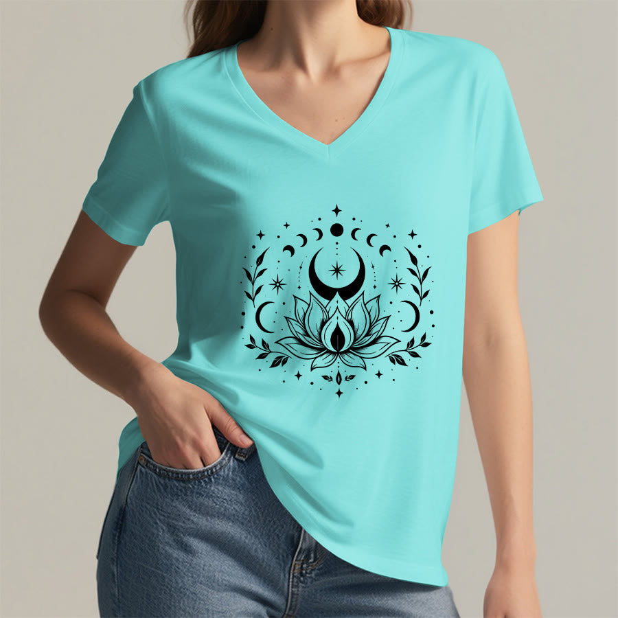 T-shirt da donna con scollo a V Olivenorma con doppia stampa fronte/retro, luna e loto, grafica spirituale. - image 28