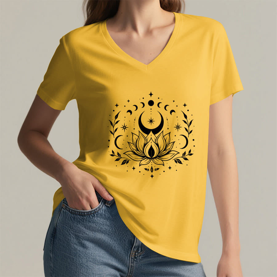 T-shirt da donna con scollo a V Olivenorma con doppia stampa fronte/retro, luna e loto, grafica spirituale. - image 53