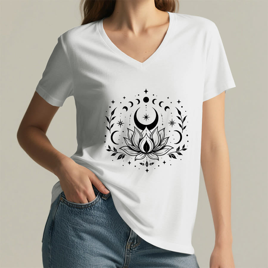 T-shirt da donna con scollo a V Olivenorma con doppia stampa fronte/retro, luna e loto, grafica spirituale. - image 43
