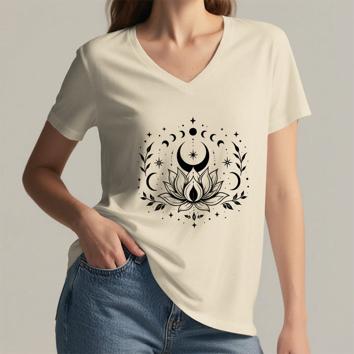 T-shirt da donna con scollo a V Olivenorma con doppia stampa fronte/retro, luna e loto, grafica spirituale. - image 18