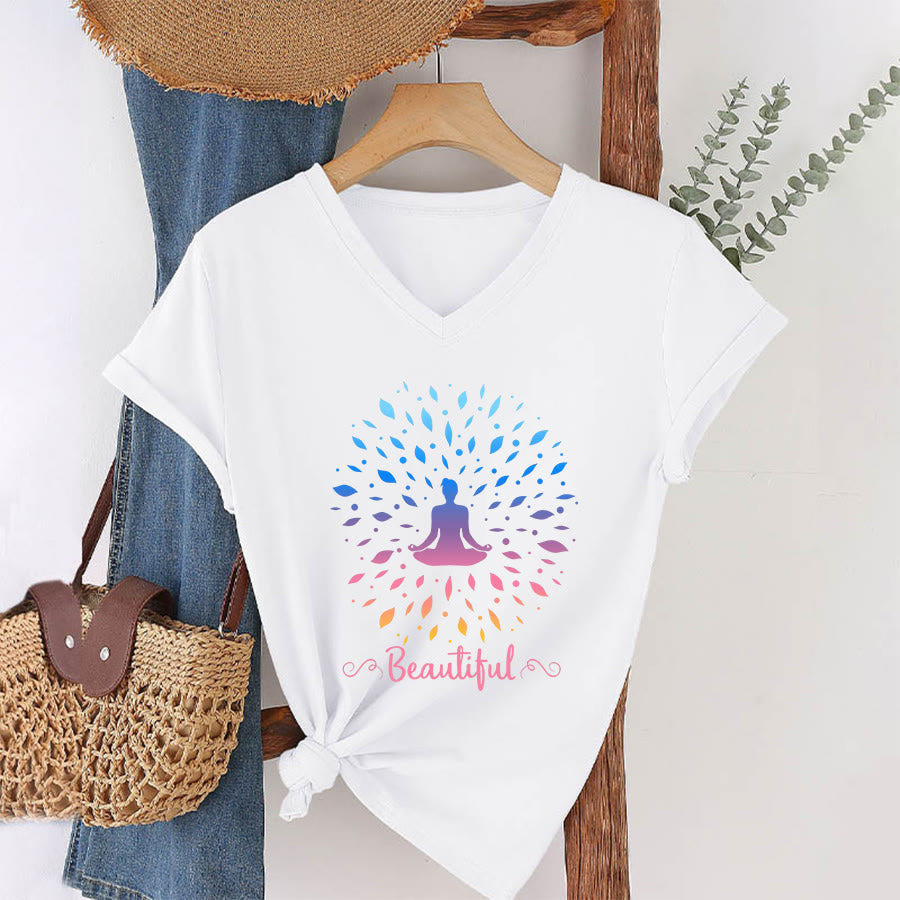 Maglietta da donna con scollo a V e stampa grafica "Olivenorma Gradient Leaf Mandala Meditation Figure Beautiful Script Graphic". - Bianco - 2XL - image 22