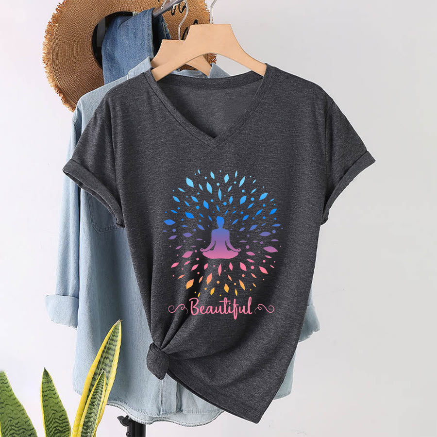 Maglietta da donna con scollo a V e stampa grafica "Olivenorma Gradient Leaf Mandala Meditation Figure Beautiful Script Graphic". - Grigio - 2XL - image 19