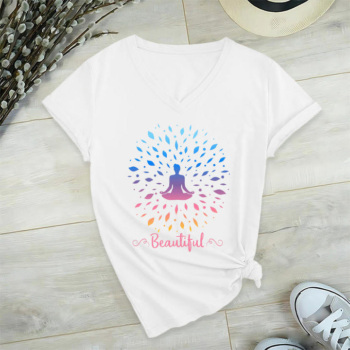 Maglietta da donna con scollo a V e stampa grafica "Olivenorma Gradient Leaf Mandala Meditation Figure Beautiful Script Graphic". - image 21