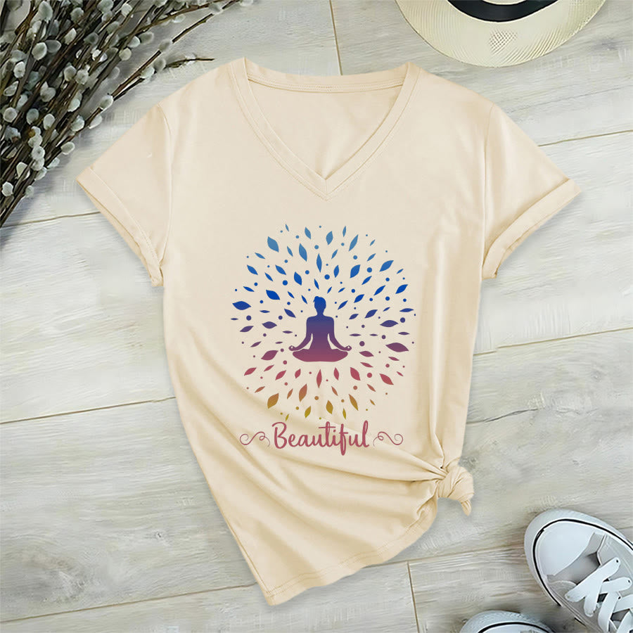 Maglietta da donna con scollo a V e stampa grafica "Olivenorma Gradient Leaf Mandala Meditation Figure Beautiful Script Graphic". - image 9