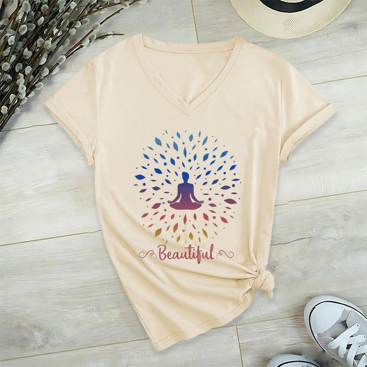 Maglietta da donna con scollo a V e stampa grafica "Olivenorma Gradient Leaf Mandala Meditation Figure Beautiful Script Graphic". - image 9