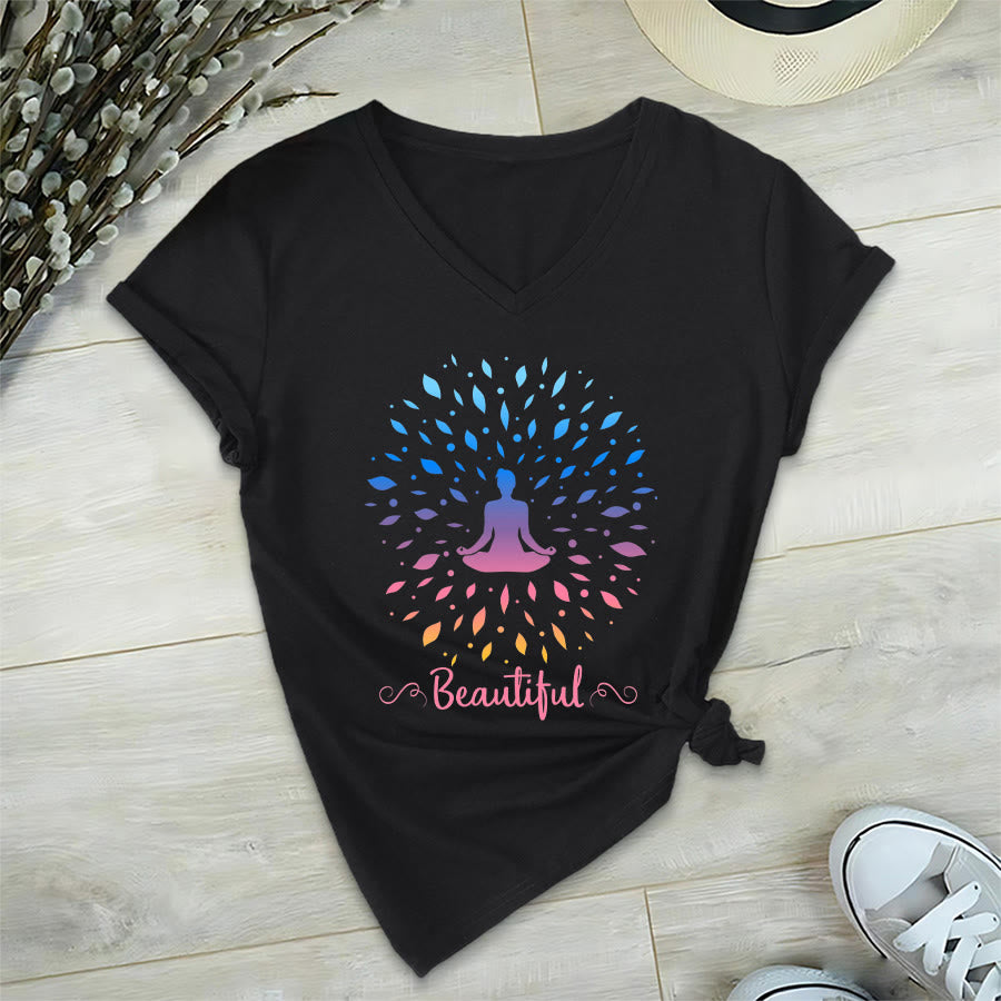 Maglietta da donna con scollo a V e stampa grafica "Olivenorma Gradient Leaf Mandala Meditation Figure Beautiful Script Graphic". - image 0