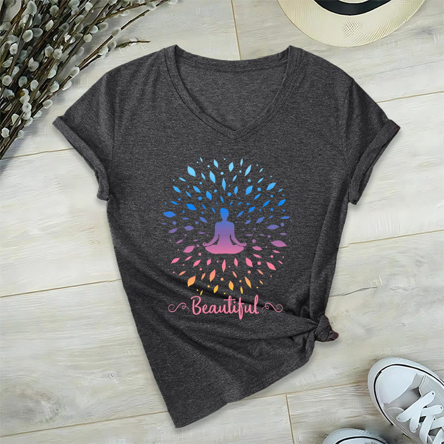 Maglietta da donna con scollo a V e stampa grafica "Olivenorma Gradient Leaf Mandala Meditation Figure Beautiful Script Graphic". - image 18