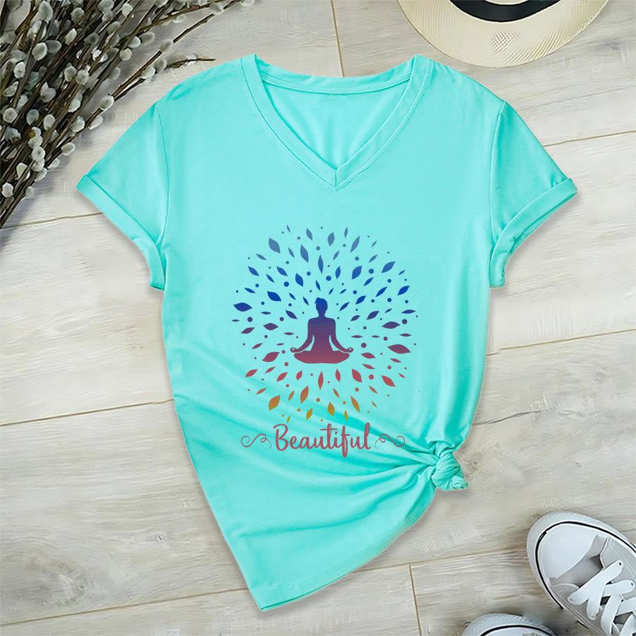 Maglietta da donna con scollo a V e stampa grafica "Olivenorma Gradient Leaf Mandala Meditation Figure Beautiful Script Graphic". - image 15