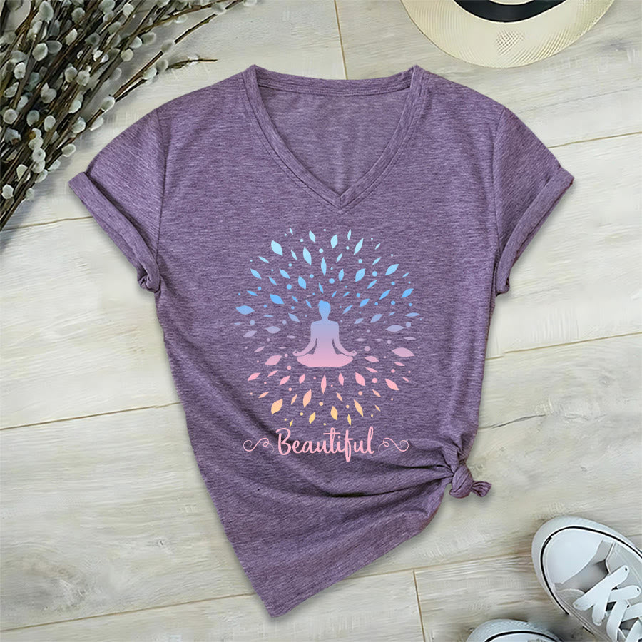 Maglietta da donna con scollo a V e stampa grafica "Olivenorma Gradient Leaf Mandala Meditation Figure Beautiful Script Graphic". - image 36