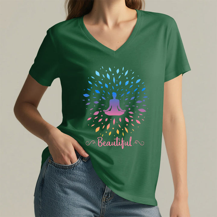 Maglietta da donna con scollo a V e stampa grafica "Olivenorma Gradient Leaf Mandala Meditation Figure Beautiful Script Graphic". - image 5