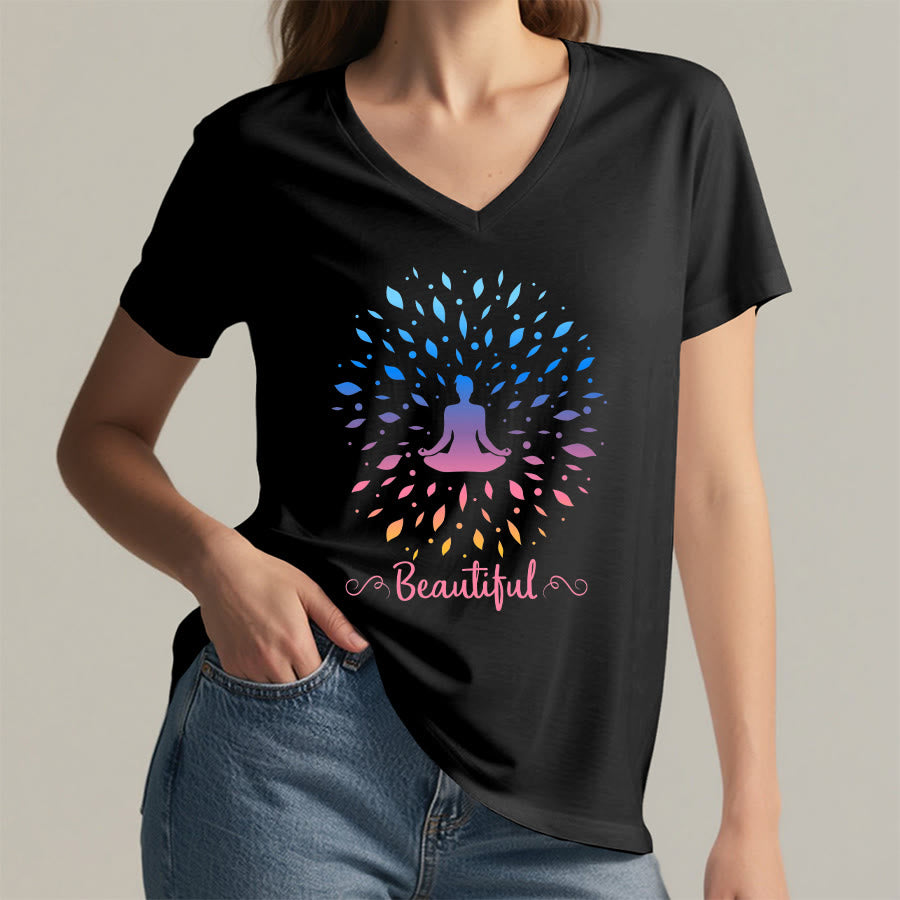Maglietta da donna con scollo a V e stampa grafica "Olivenorma Gradient Leaf Mandala Meditation Figure Beautiful Script Graphic". - image 2