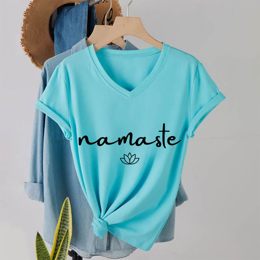 Maglietta da donna con scollo a V e grafica semplice "Lotus Zen" con scritta "Namaste in corsivo" Olivenorma. - Lago Blu - 2XL - image 16
