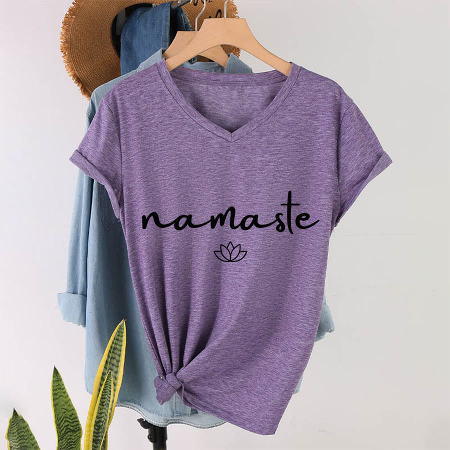 Maglietta da donna con scollo a V e grafica semplice "Lotus Zen" con scritta "Namaste in corsivo" Olivenorma. - Viola - 2XL - image 37