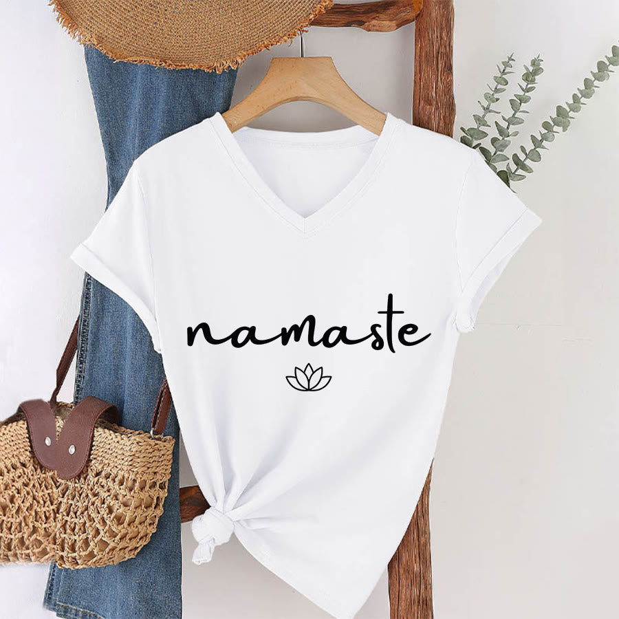 Maglietta da donna con scollo a V e grafica semplice "Lotus Zen" con scritta "Namaste in corsivo" Olivenorma. - Bianco - 2XL - image 22