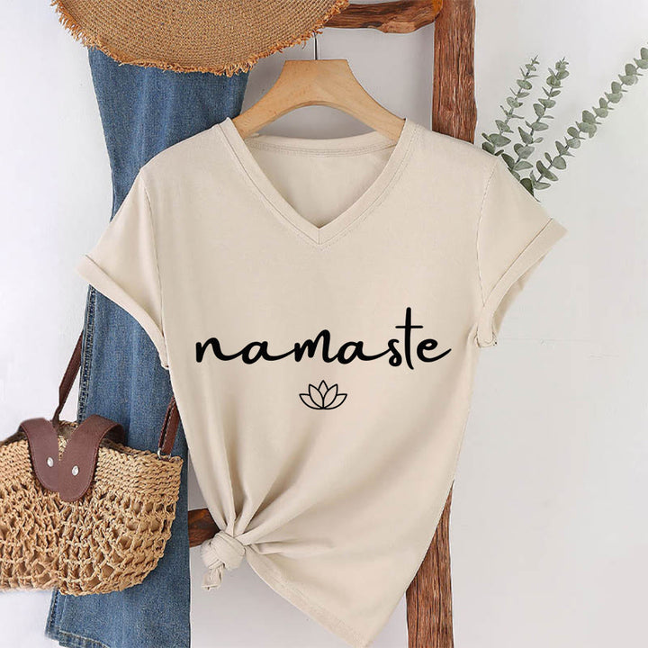 Maglietta da donna con scollo a V e grafica semplice "Lotus Zen" con scritta "Namaste in corsivo" Olivenorma. - Cachi - 2XL - image 10
