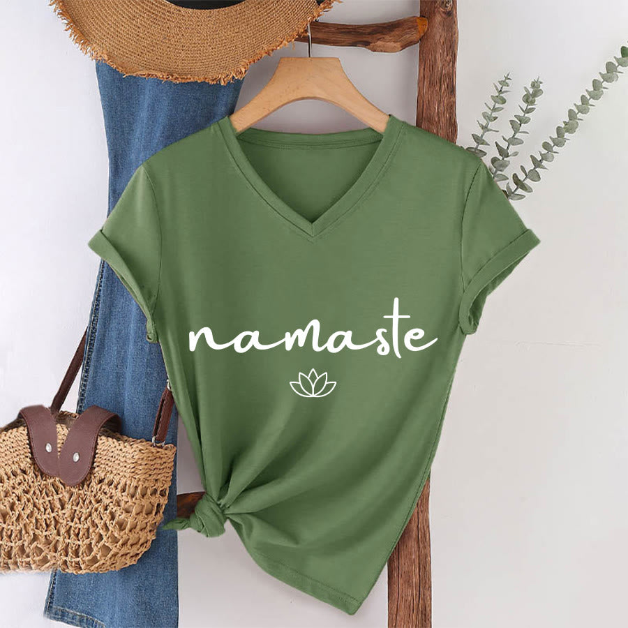 Maglietta da donna con scollo a V e grafica semplice "Lotus Zen" con scritta "Namaste in corsivo" Olivenorma. - Verde oliva - 2XL - image 1