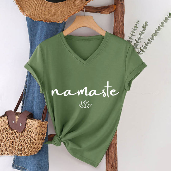 Maglietta da donna con scollo a V e grafica semplice "Lotus Zen" con scritta "Namaste in corsivo" Olivenorma. - Verde oliva - 2XL - image 1