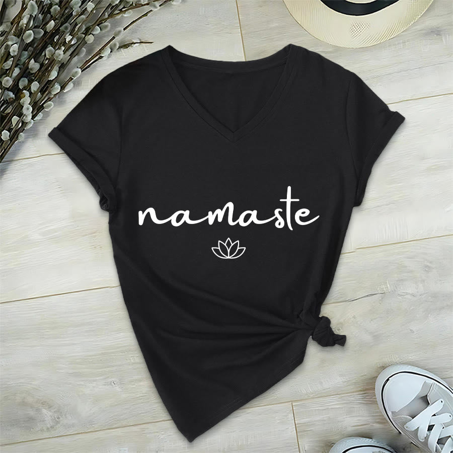 Maglietta da donna con scollo a V e grafica semplice "Lotus Zen" con scritta "Namaste in corsivo" Olivenorma. - image 3