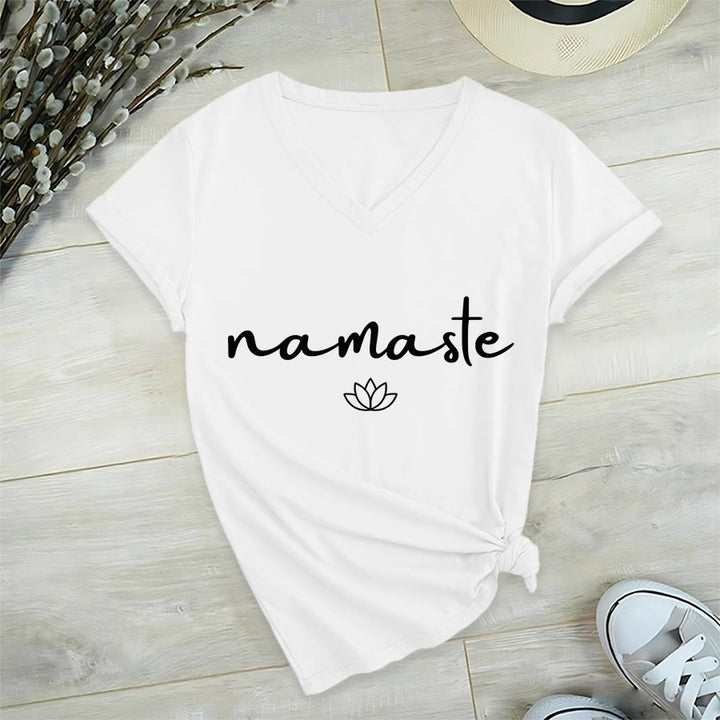 Maglietta da donna con scollo a V e grafica semplice "Lotus Zen" con scritta "Namaste in corsivo" Olivenorma. - image 21