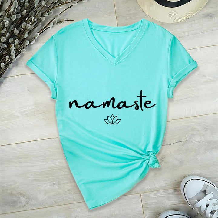 Maglietta da donna con scollo a V e grafica semplice "Lotus Zen" con scritta "Namaste in corsivo" Olivenorma. - image 15