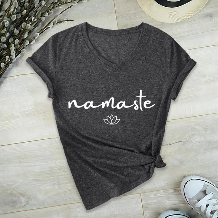 Maglietta da donna con scollo a V e grafica semplice "Lotus Zen" con scritta "Namaste in corsivo" Olivenorma. - image 18