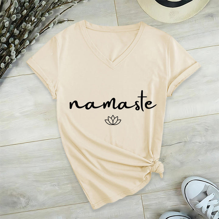 Maglietta da donna con scollo a V e grafica semplice "Lotus Zen" con scritta "Namaste in corsivo" Olivenorma. - image 9