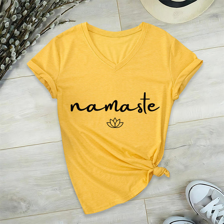 Maglietta da donna con scollo a V e grafica semplice "Lotus Zen" con scritta "Namaste in corsivo" Olivenorma. - image 30