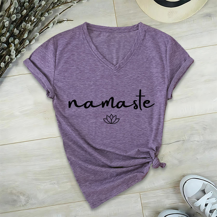 Maglietta da donna con scollo a V e grafica semplice "Lotus Zen" con scritta "Namaste in corsivo" Olivenorma. - image 36
