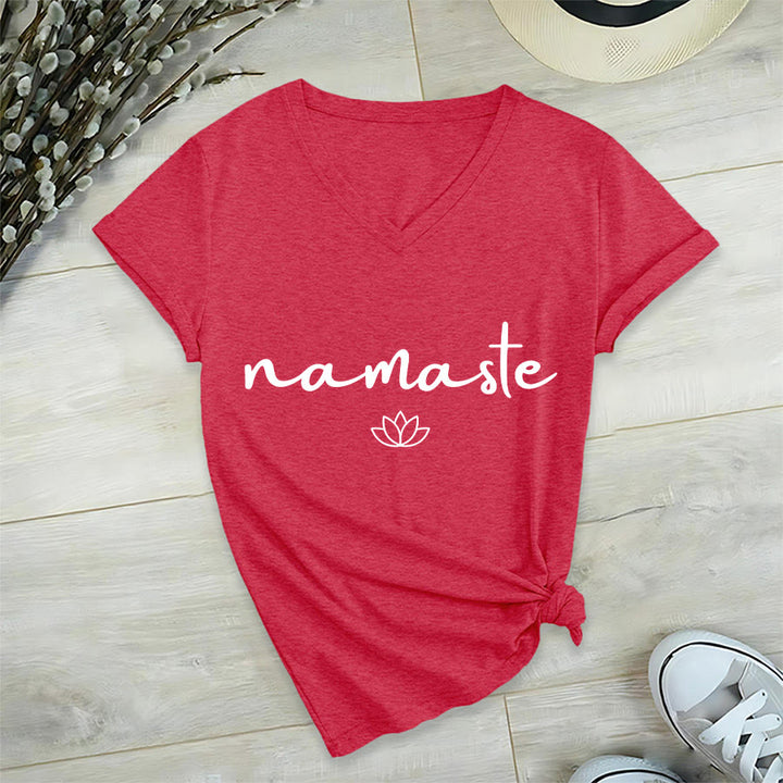 Maglietta da donna con scollo a V e grafica semplice "Lotus Zen" con scritta "Namaste in corsivo" Olivenorma. - image 27
