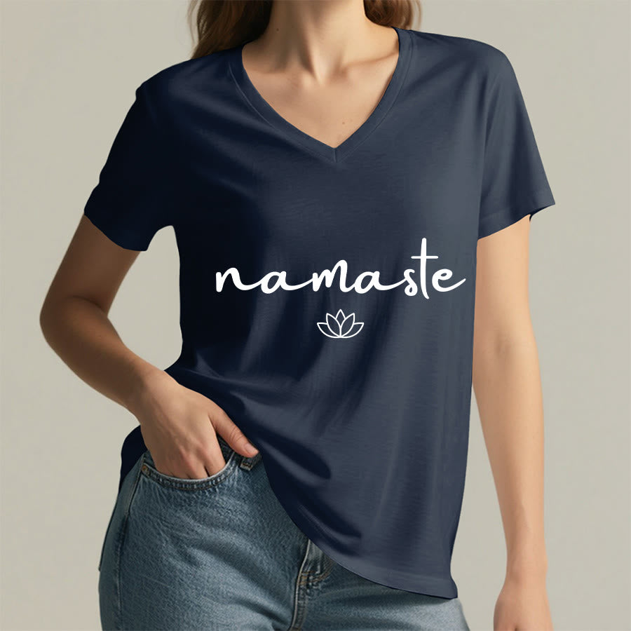 Maglietta da donna con scollo a V e grafica semplice "Lotus Zen" con scritta "Namaste in corsivo" Olivenorma. - image 26