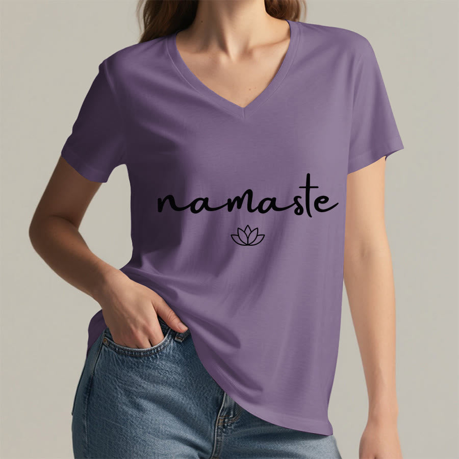 Maglietta da donna con scollo a V e grafica semplice "Lotus Zen" con scritta "Namaste in corsivo" Olivenorma. - image 38