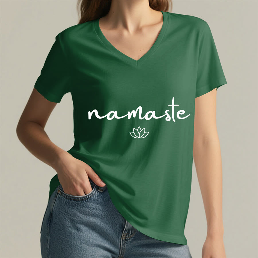 Maglietta da donna con scollo a V e grafica semplice "Lotus Zen" con scritta "Namaste in corsivo" Olivenorma. - image 8