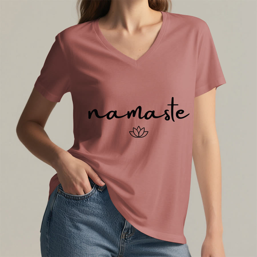 Maglietta da donna con scollo a V e grafica semplice "Lotus Zen" con scritta "Namaste in corsivo" Olivenorma. - image 14