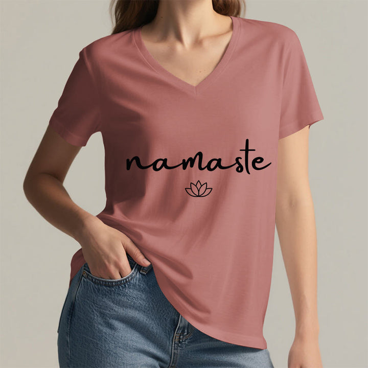 Maglietta da donna con scollo a V e grafica semplice "Lotus Zen" con scritta "Namaste in corsivo" Olivenorma. - image 14