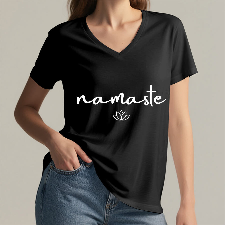 Maglietta da donna con scollo a V e grafica semplice "Lotus Zen" con scritta "Namaste in corsivo" Olivenorma. - image 5