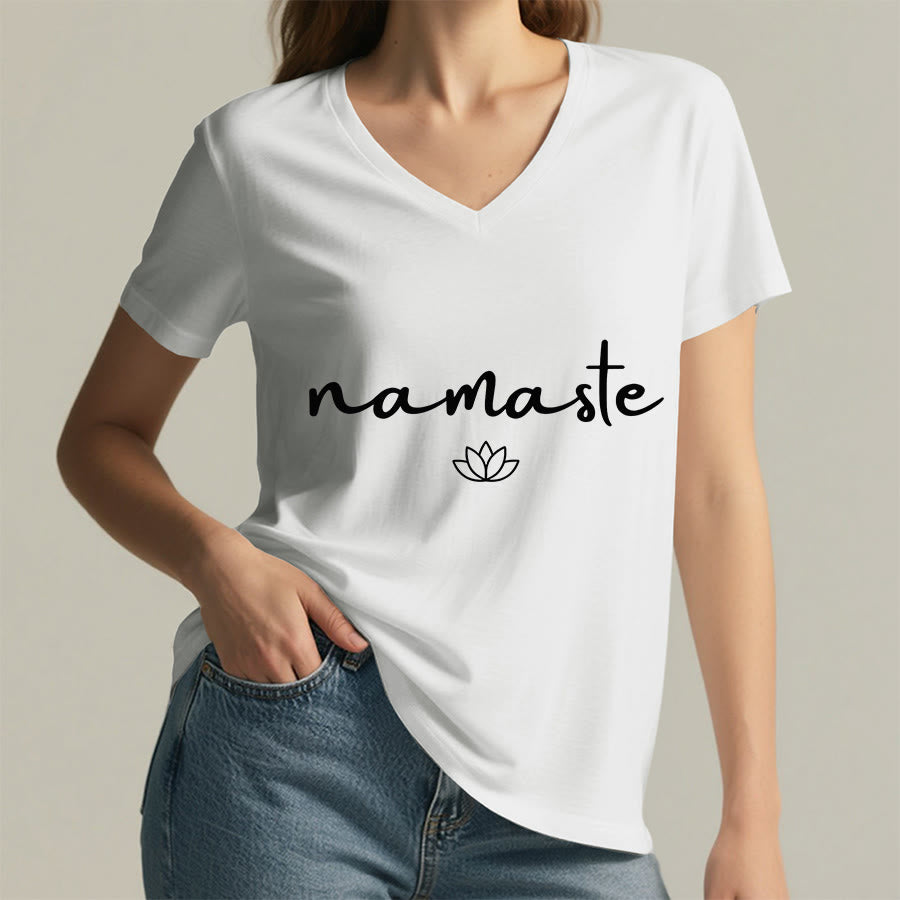 Maglietta da donna con scollo a V e grafica semplice "Lotus Zen" con scritta "Namaste in corsivo" Olivenorma. - image 23