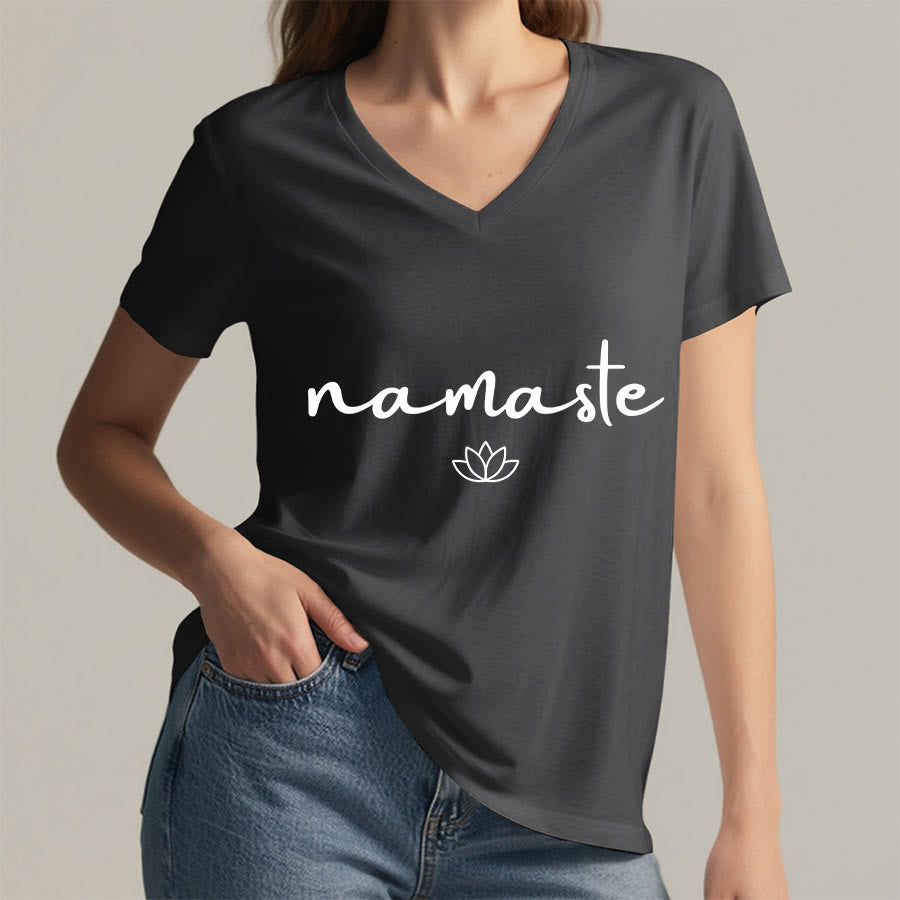 Maglietta da donna con scollo a V e grafica semplice "Lotus Zen" con scritta "Namaste in corsivo" Olivenorma. - image 20