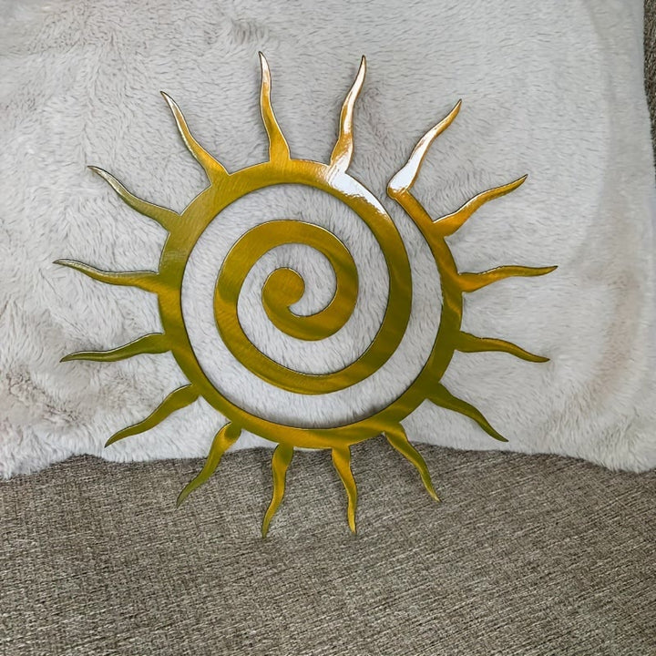 Decorazione da parete in metallo 2D Olivenorma con spirale dorata e raggi di sole. - image 5
