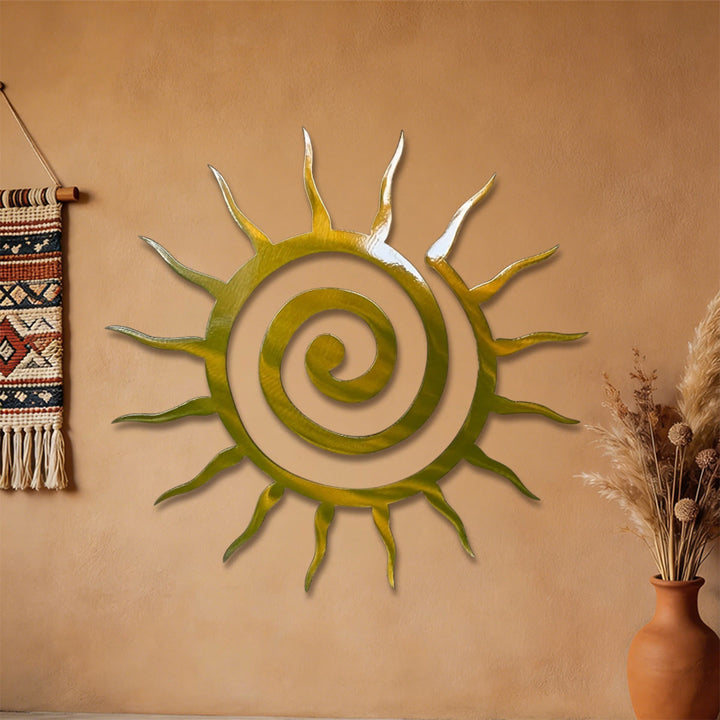 Decorazione da parete in metallo 2D Olivenorma con spirale dorata e raggi di sole. - image 2