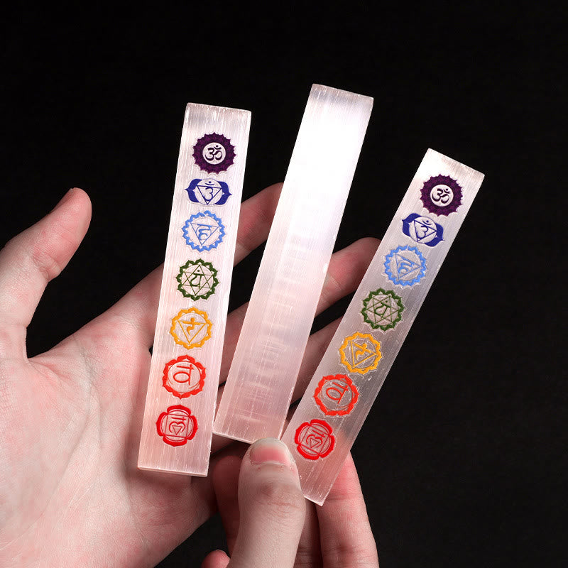 Bacchetta di cristallo di selenite Olivenorma con incisioni colorate sui chakra. - Cristallo - image 0