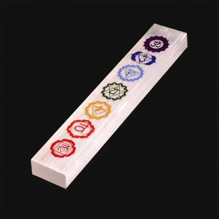 Bacchetta di cristallo di selenite Olivenorma con incisioni colorate sui chakra. - image 5