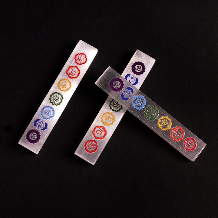 Bacchetta di cristallo di selenite Olivenorma con incisioni colorate sui chakra. - image 1