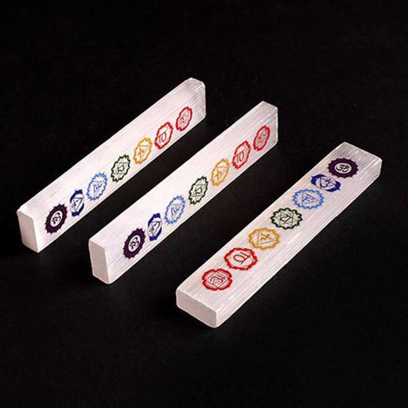 Bacchetta di cristallo di selenite Olivenorma con incisioni colorate sui chakra. - image 3