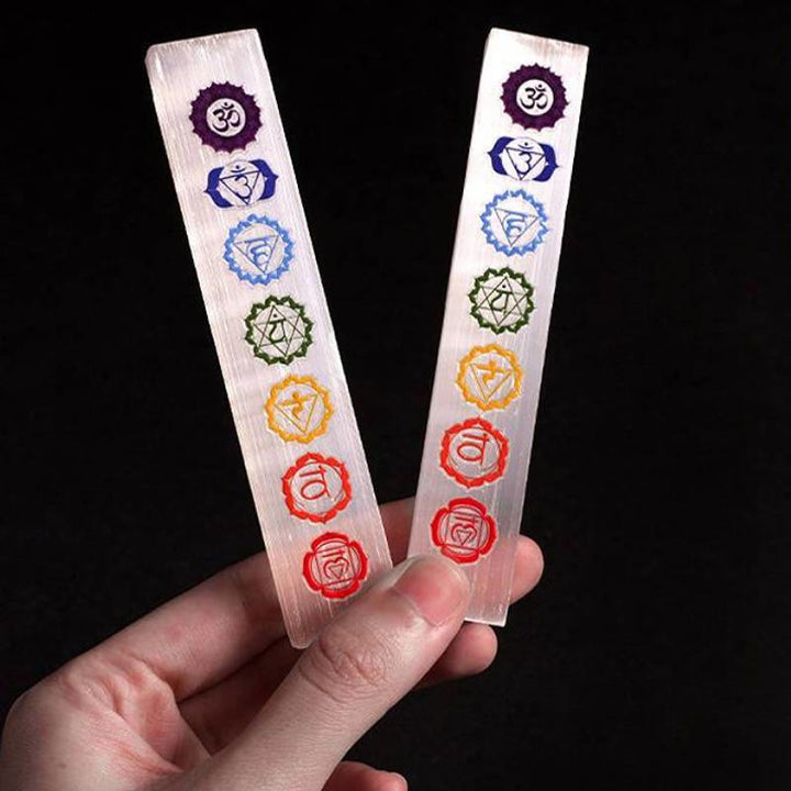 Bacchetta di cristallo di selenite Olivenorma con incisioni colorate sui chakra. - image 4